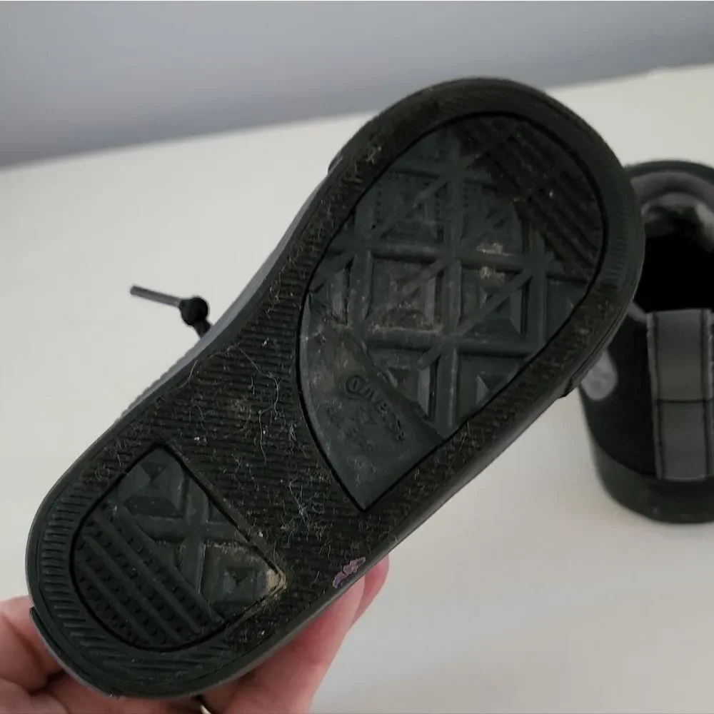 Converse Chuck Taylor athletic shoes kids size 7